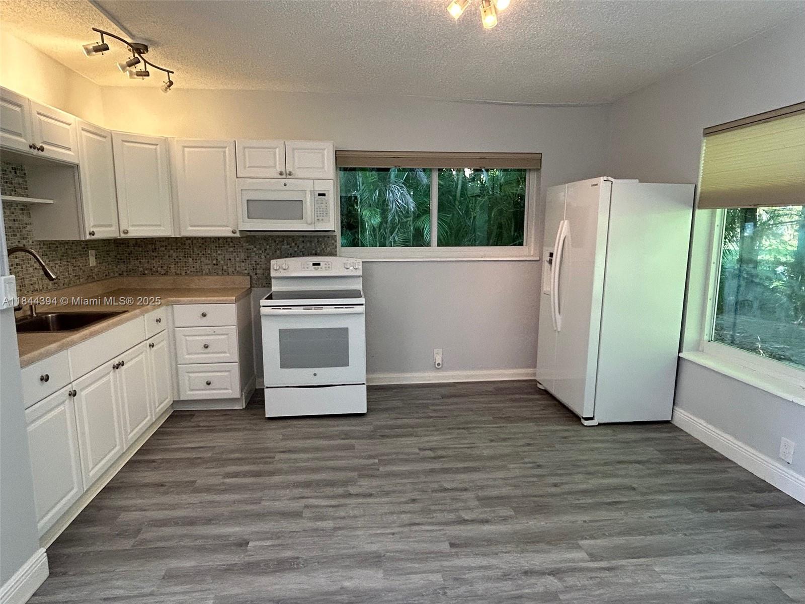 HOLLYWOOD LITTLE RANCHES - Residential Lease