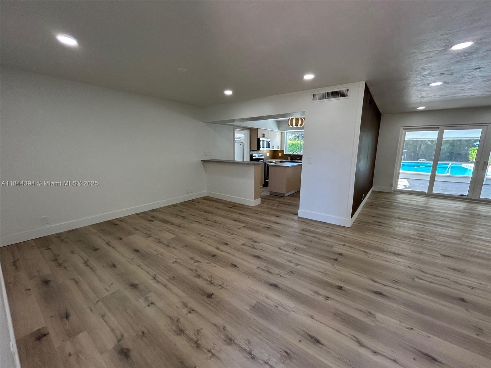 HOLLYWOOD LITTLE RANCHES - Residential Lease