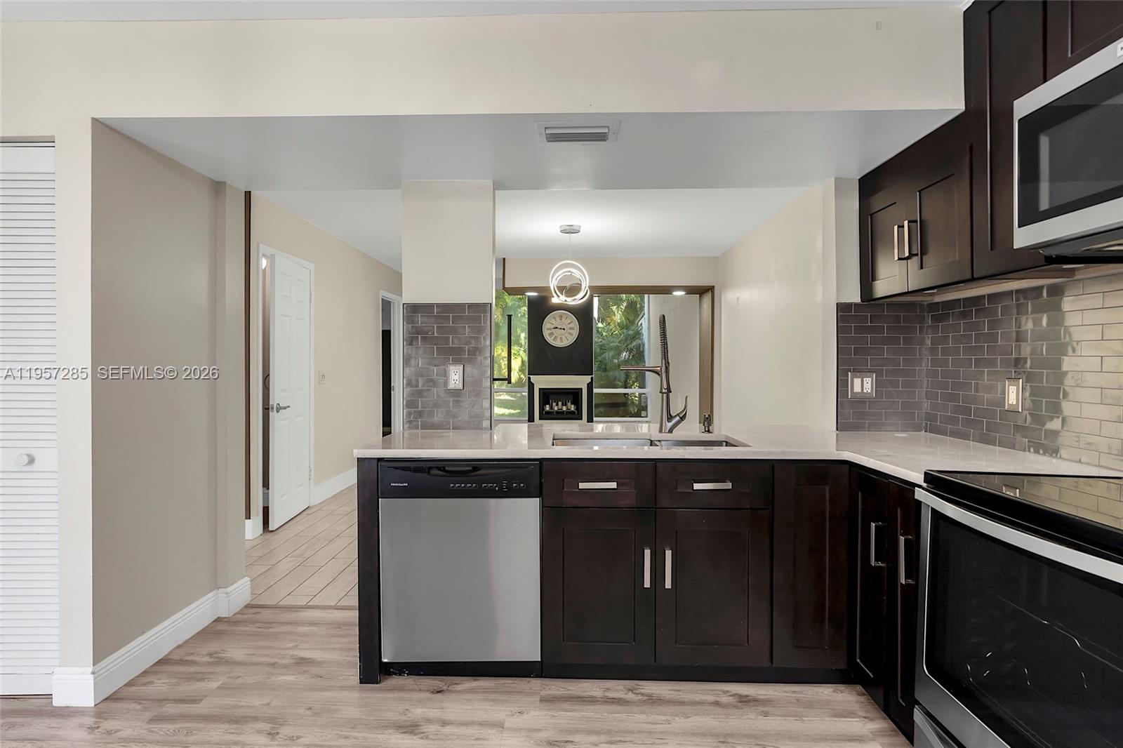 CANARY PALM CLUB - Residential