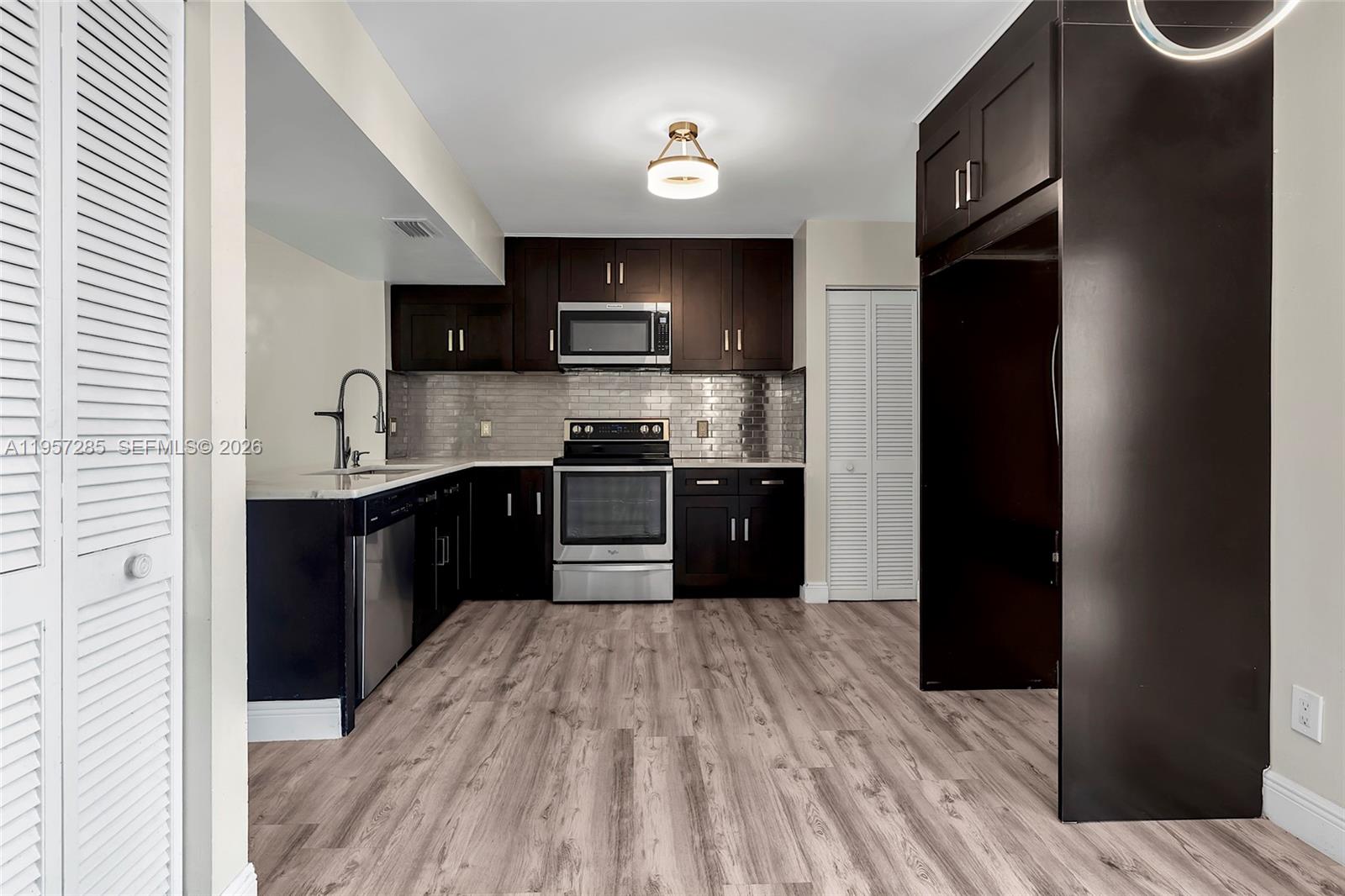 CANARY PALM CLUB - Residential