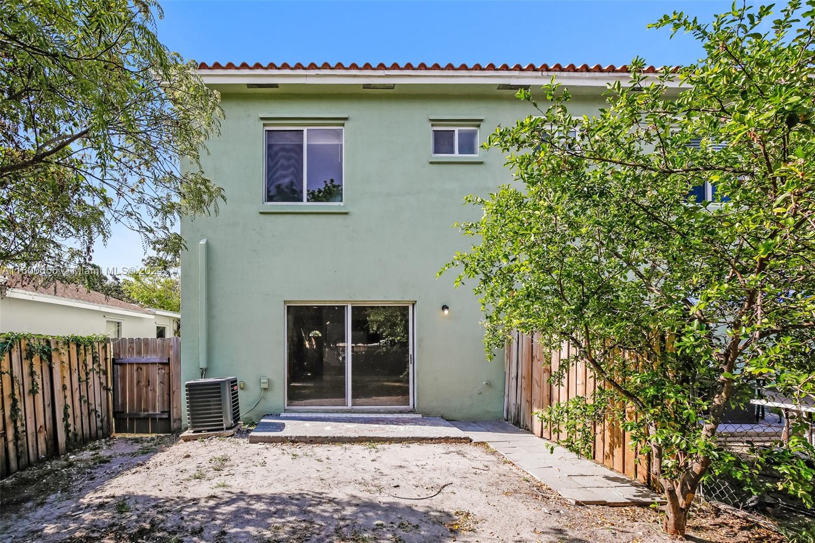 HOLLYWOOD BEACH GARDENS - Residential Lease