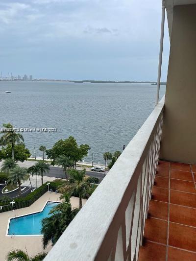 beautiful studio in the heart of Brickell ,  huge view to the ocean , ocean front , 660sq/ft, very nice   , close to all the night life of Brickell