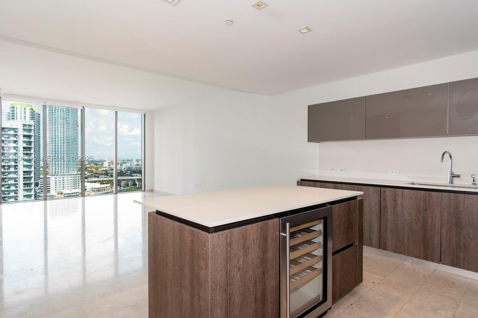 REACH CONDO - Residential