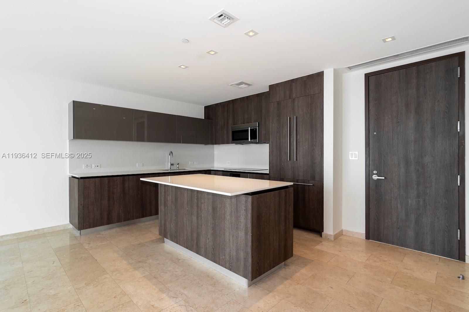 REACH CONDO - Residential