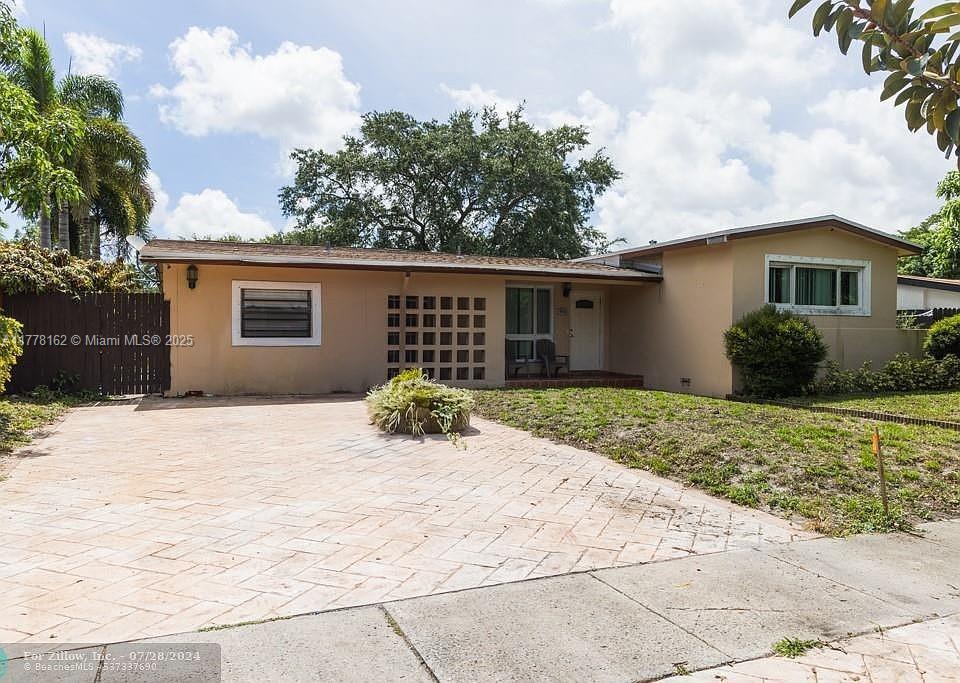 This charming efficiency is perfect for up to two people and offers a comfortable living space with all the essentials. Enjoy the convenience of included water, electricity, and high-speed internet. Enjoy the convenience of two dedicated parking spaces and your very own outdoor kitchen, ideal for entertaining or relaxing. Don’t miss out on this fantastic opportunity!