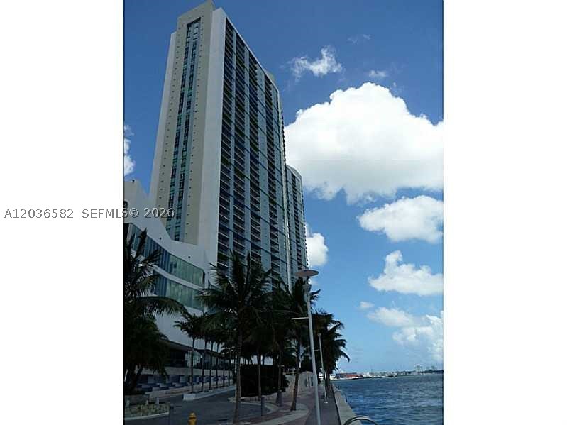 GREAT OPPORTUNITY TO RENT A SPACIOUS 2/2 APARTMENT ON ONE OF THE FEW
ENTIRE, UNOBSTRUCTED CITY OF MIAMI AND BAY FRONT WITH MAJESTIC VIEWS. BUILDING FEATURES ALL THE AMENITIES OF A LUXURY BUILDING: 24/7 SECURITY, VALET PARKING, GORGEOUS SWIMMING POOL OVERLOOKING THE BAY, GYM AND MUCH MORE. GREAT DOWNTOWN LOCATION WALKING DISTANCE FROM BRICKELL, SHOPPING CENTERS AND A SHORT DRIVING DISTANCE FROM SOBE, COCONUT GROVE, CORAL GABLES.