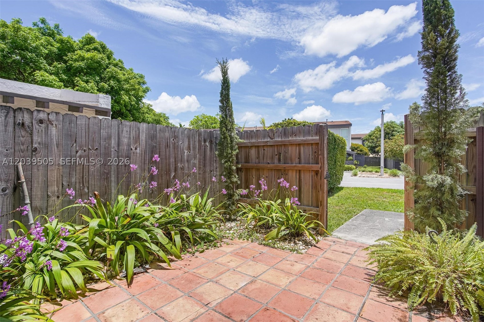 SNAPPER CREEK TOWNHOUSES - Residential