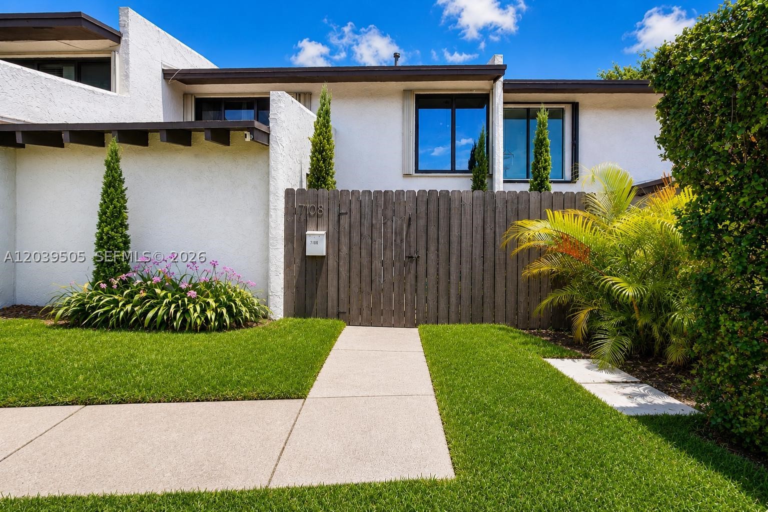SNAPPER CREEK TOWNHOUSES - Residential