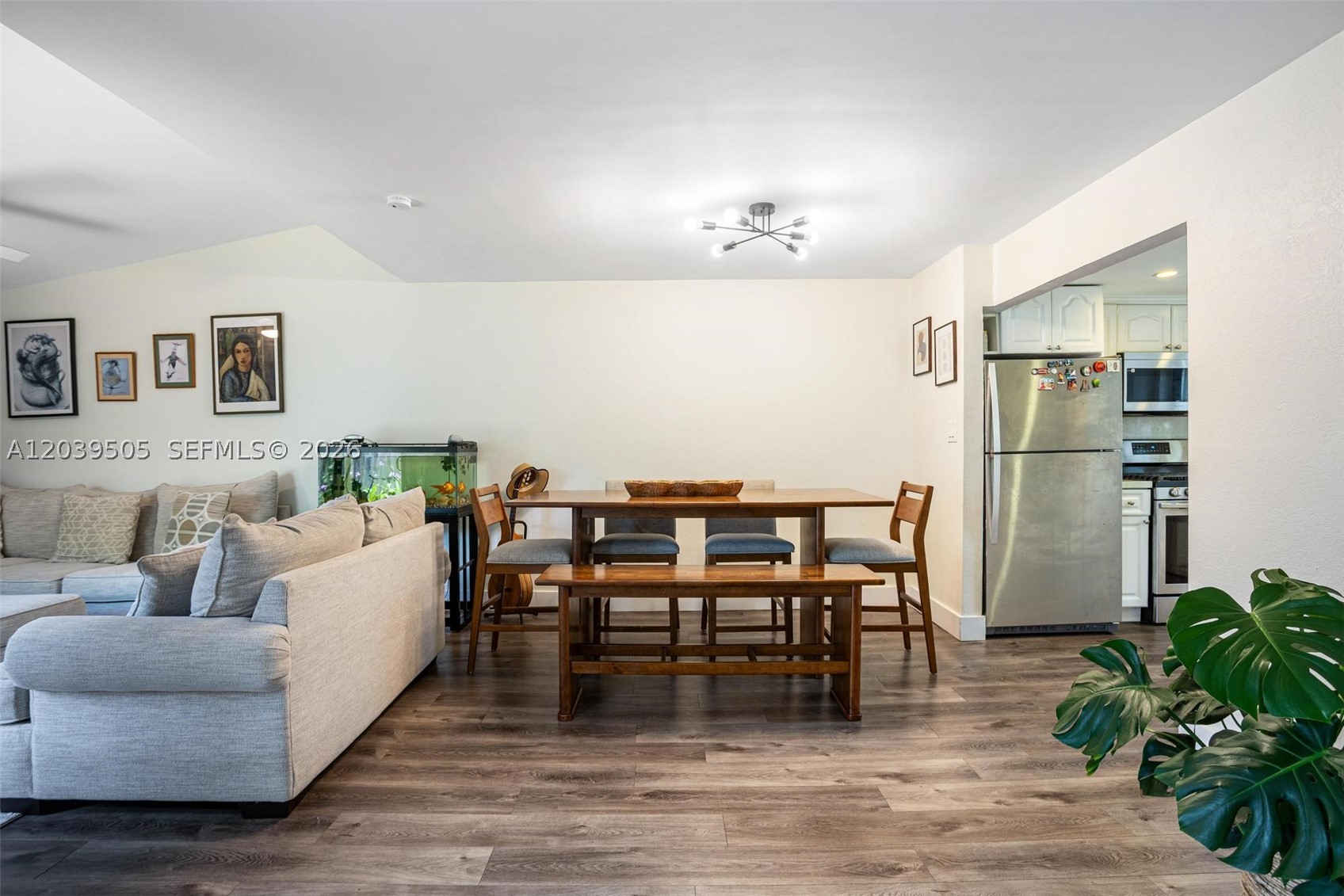 SNAPPER CREEK TOWNHOUSES - Residential