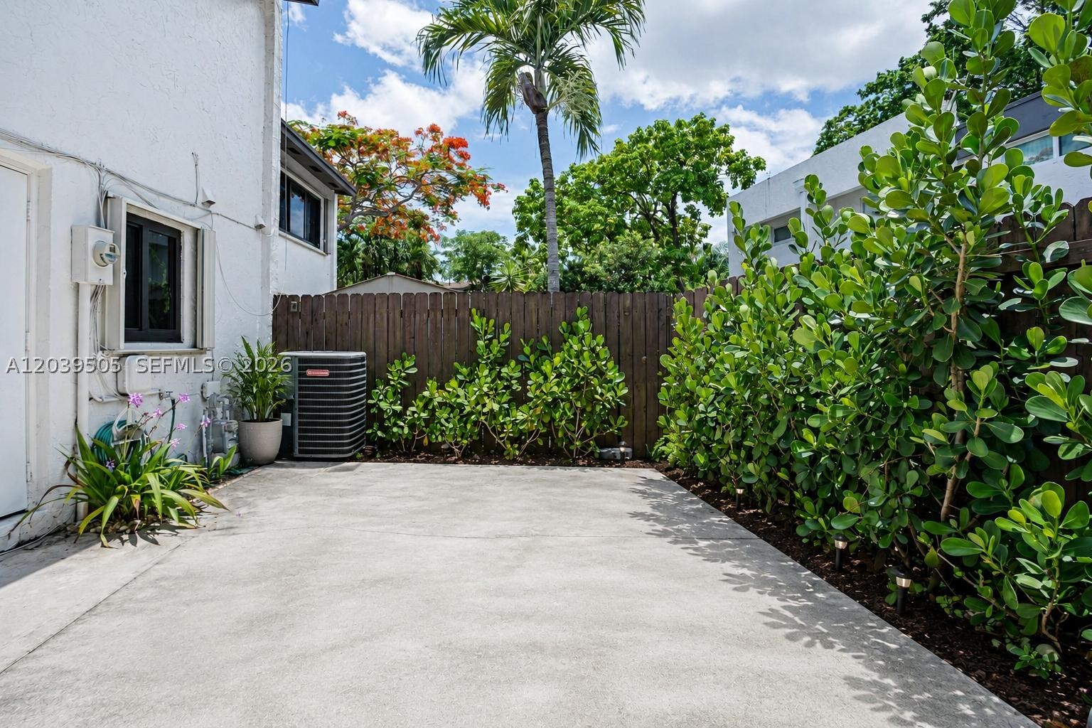 SNAPPER CREEK TOWNHOUSES - Residential