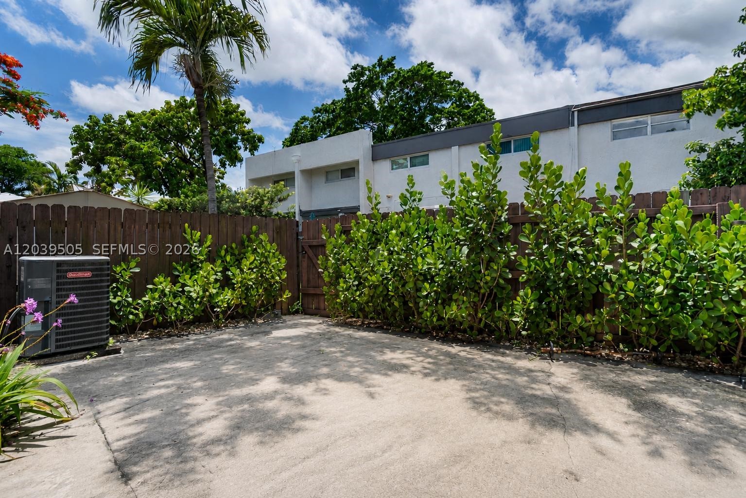 SNAPPER CREEK TOWNHOUSES - Residential