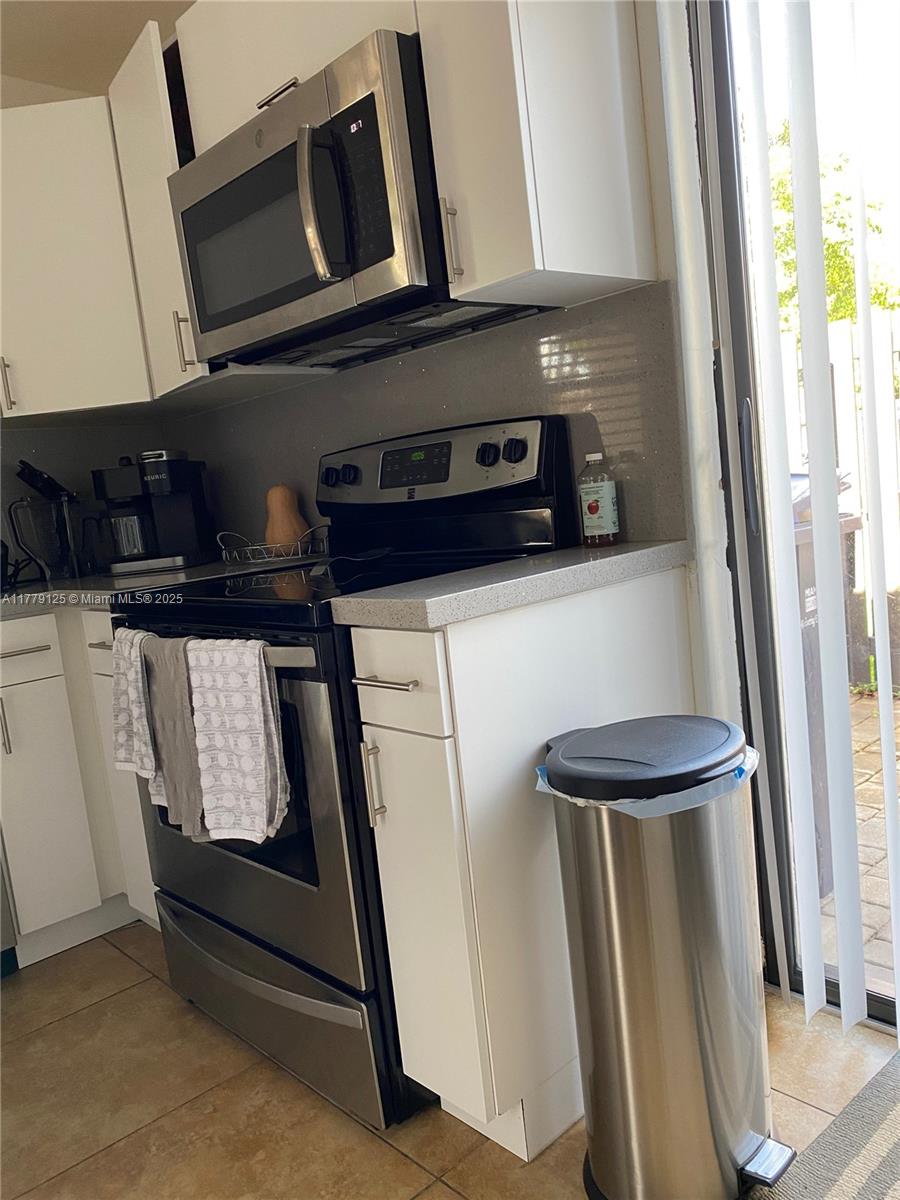LAKES MEADOW VILG HOMES C - Residential Lease