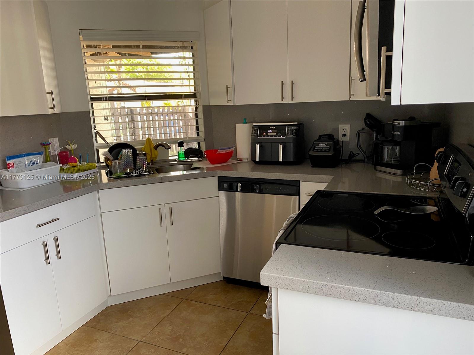LAKES MEADOW VILG HOMES C - Residential Lease