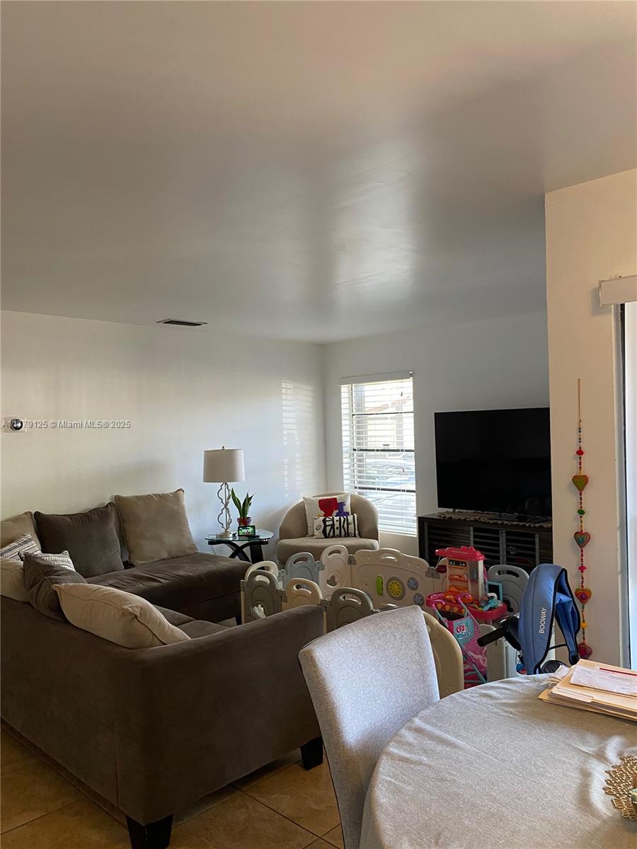 LAKES MEADOW VILG HOMES C - Residential Lease