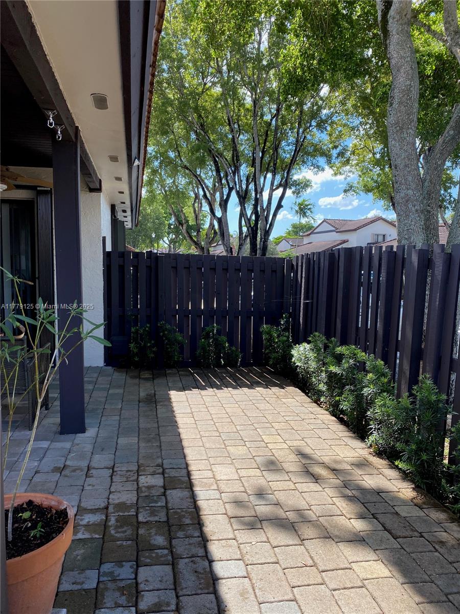 LAKES MEADOW VILG HOMES C - Residential Lease