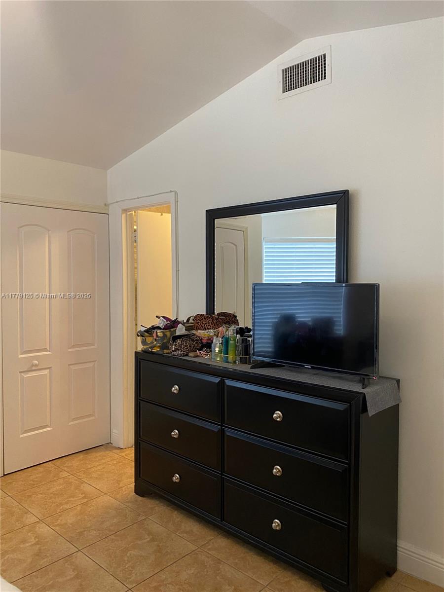 LAKES MEADOW VILG HOMES C - Residential Lease