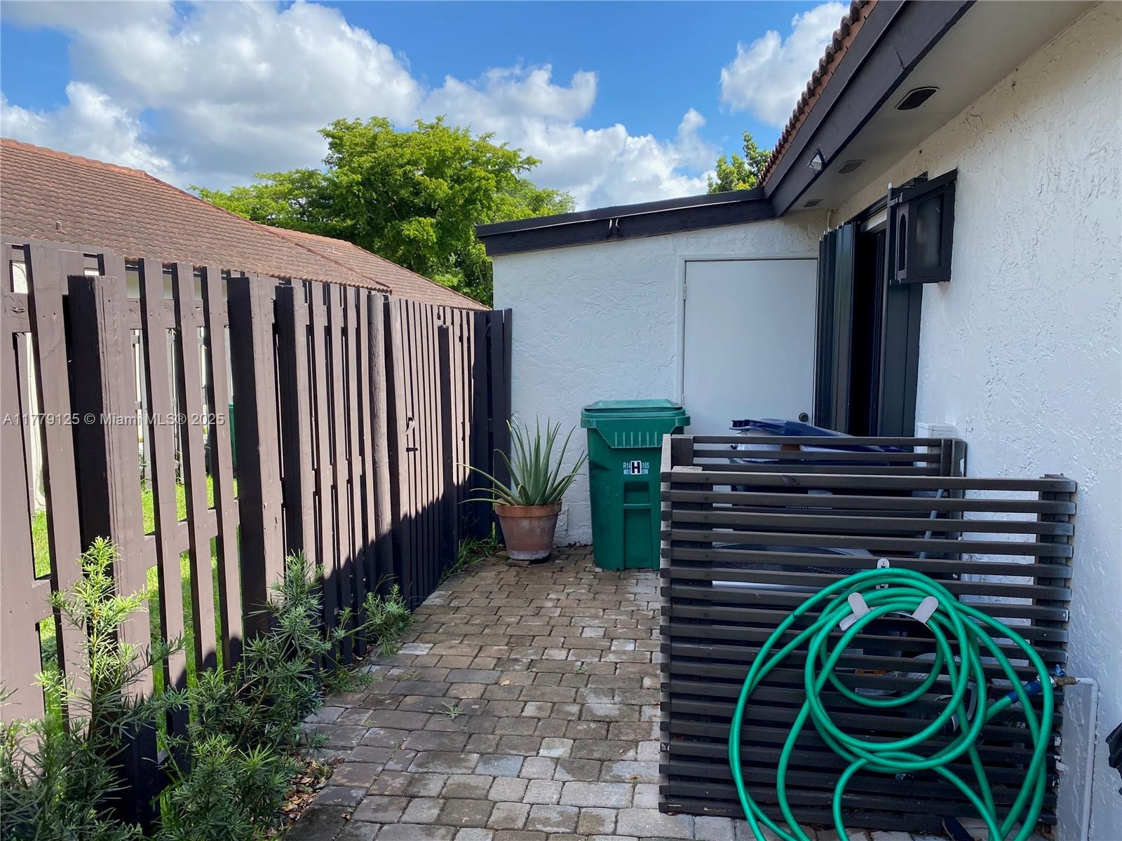 LAKES MEADOW VILG HOMES C - Residential Lease