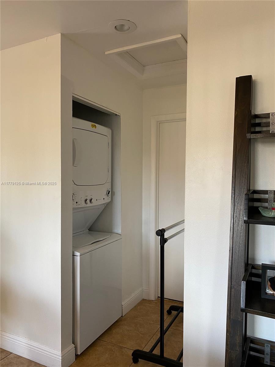 LAKES MEADOW VILG HOMES C - Residential Lease