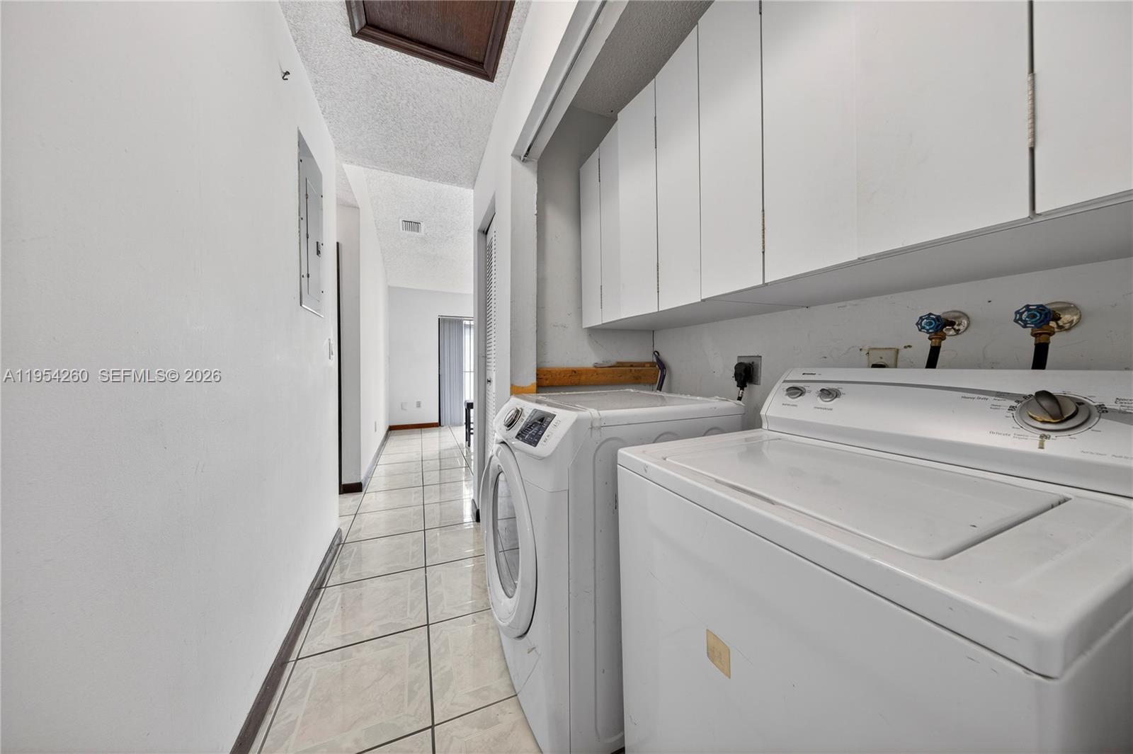 COLONIAL PINES - Residential