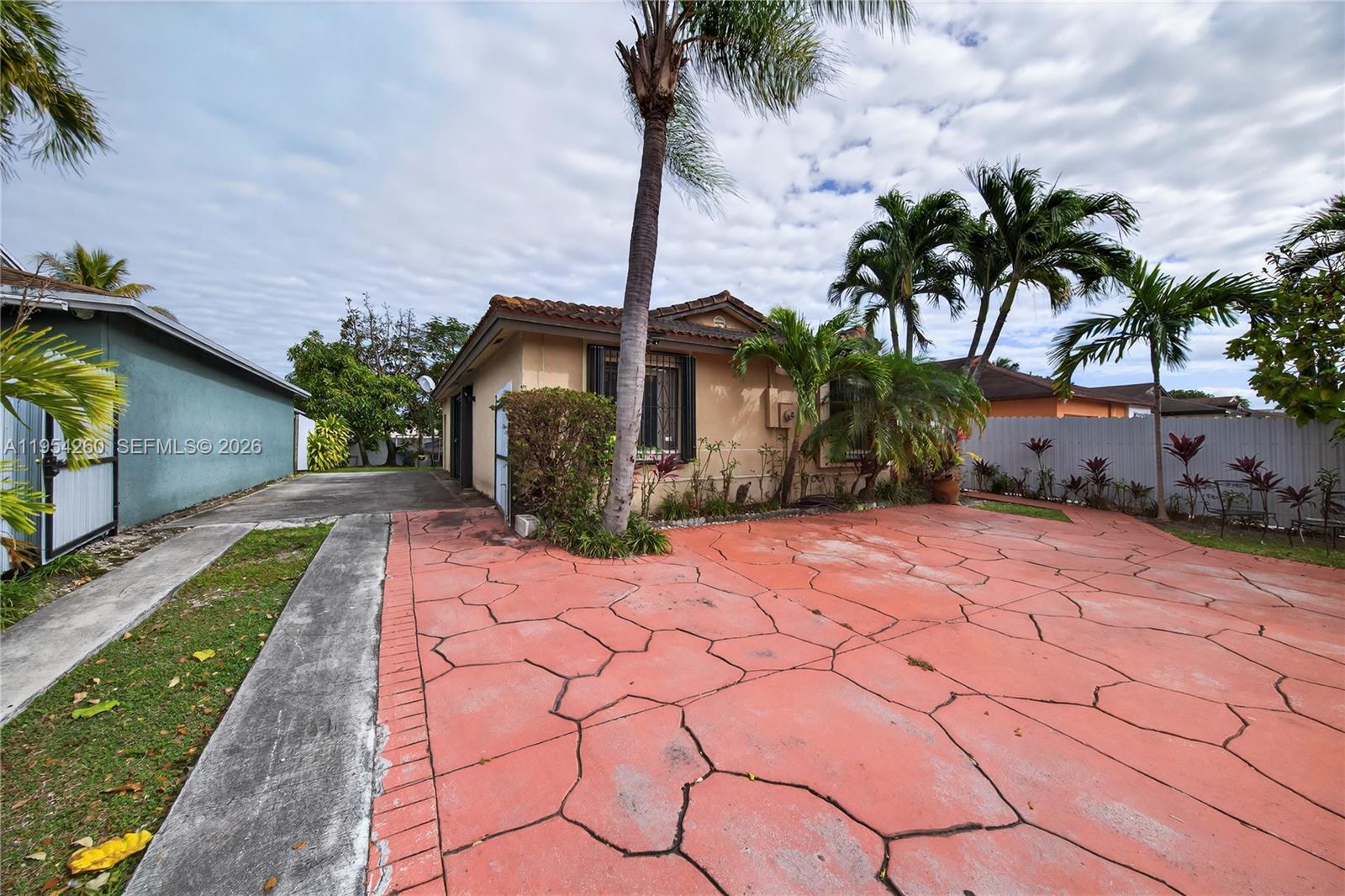 COLONIAL PINES - Residential