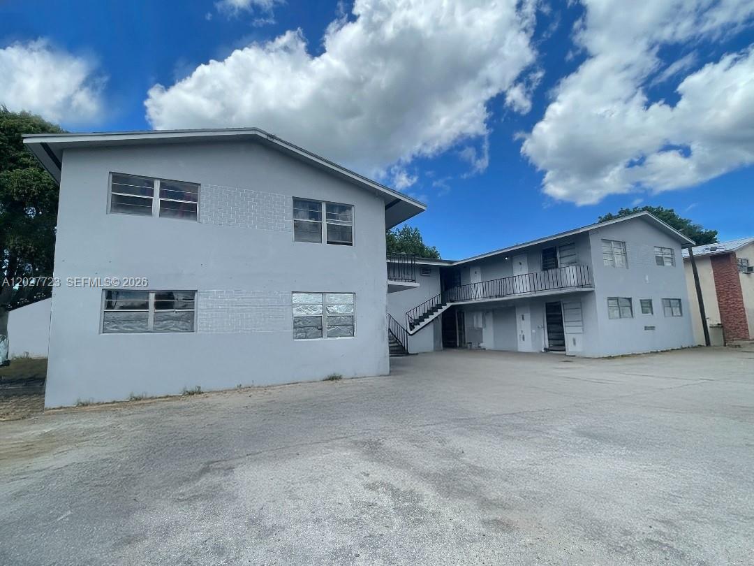 1 bed/ 1 bath apartment for rent. It has a full-size kitchen with kitchen cabinets. The unit has ceiling fan, renovated floors & paint. Updated bathroom with new vanity and shower. One-year lease. The unit is unfurnished.