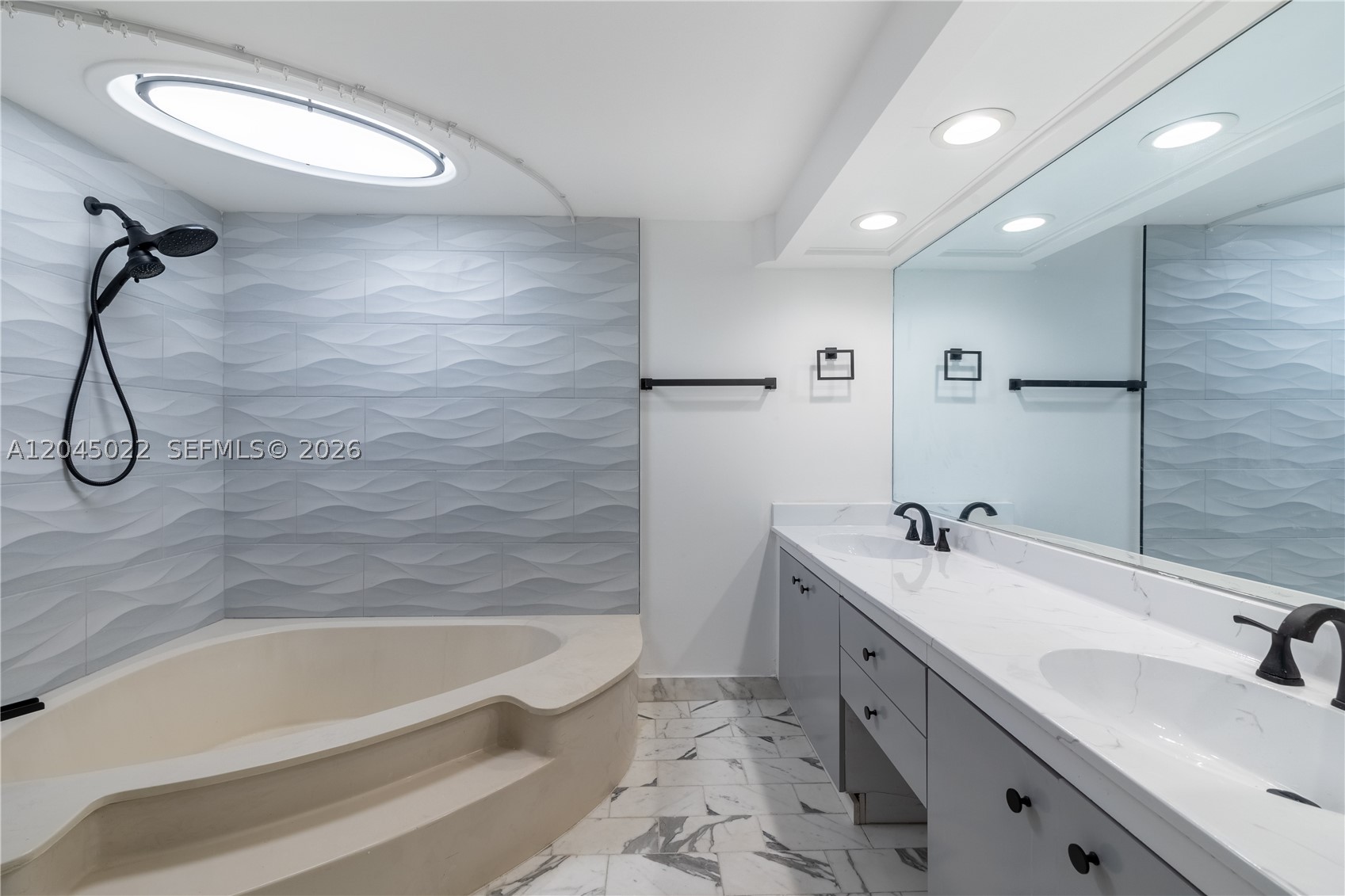 TOWERS OF QUAYSIDE CONDO - Residential