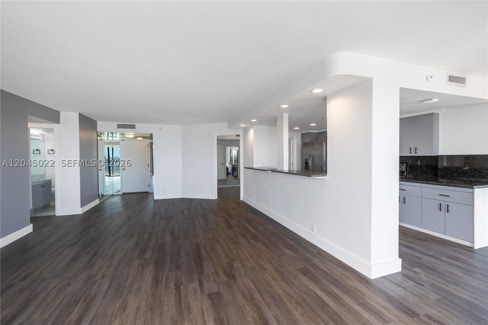 TOWERS OF QUAYSIDE CONDO - Residential