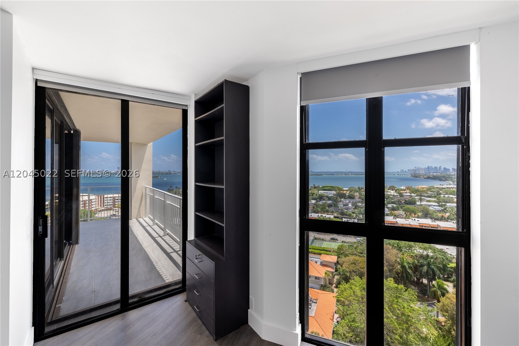 TOWERS OF QUAYSIDE CONDO - Residential