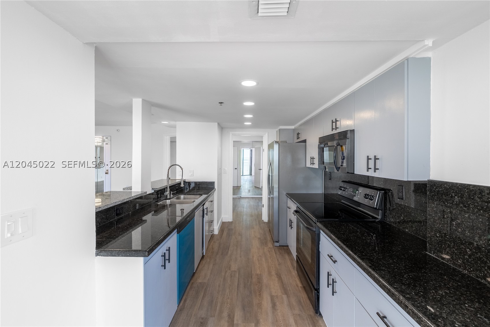 TOWERS OF QUAYSIDE CONDO - Residential