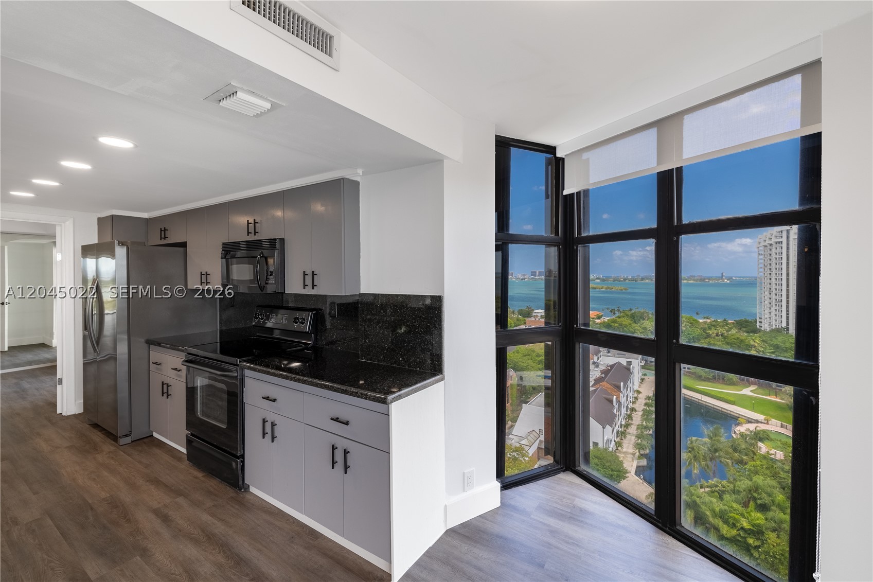 TOWERS OF QUAYSIDE CONDO - Residential