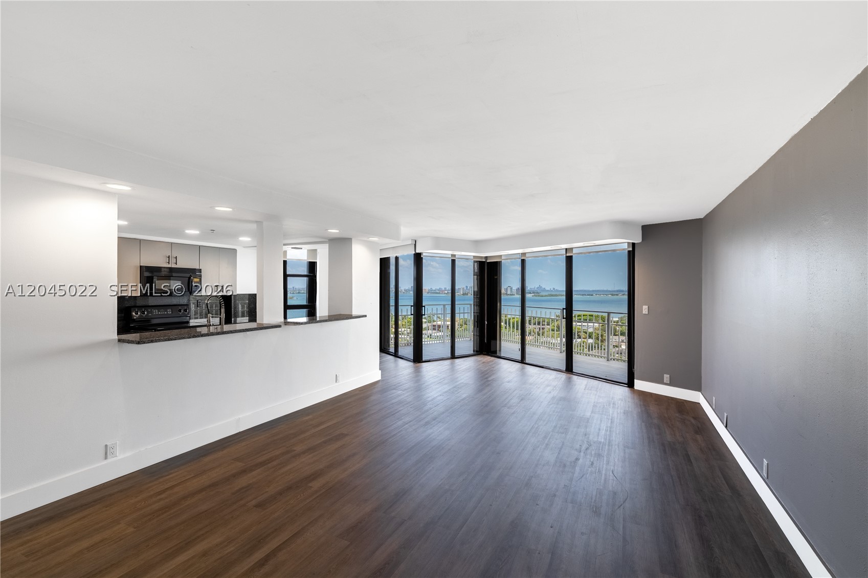 TOWERS OF QUAYSIDE CONDO - Residential