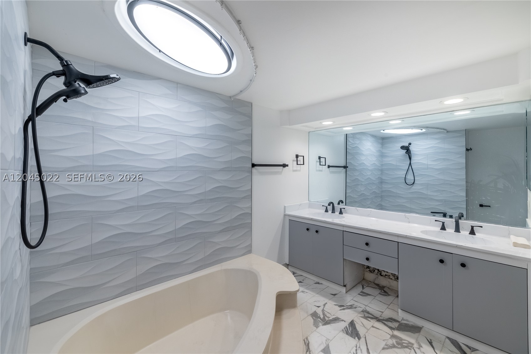 TOWERS OF QUAYSIDE CONDO - Residential