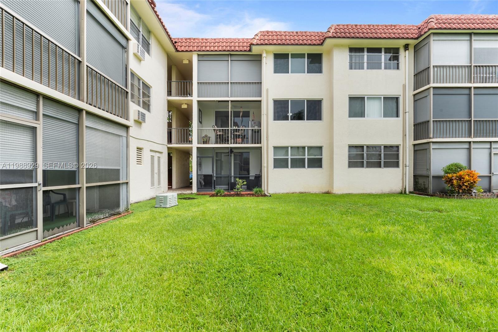 HOLLYBROOK GOLF AND - Residential