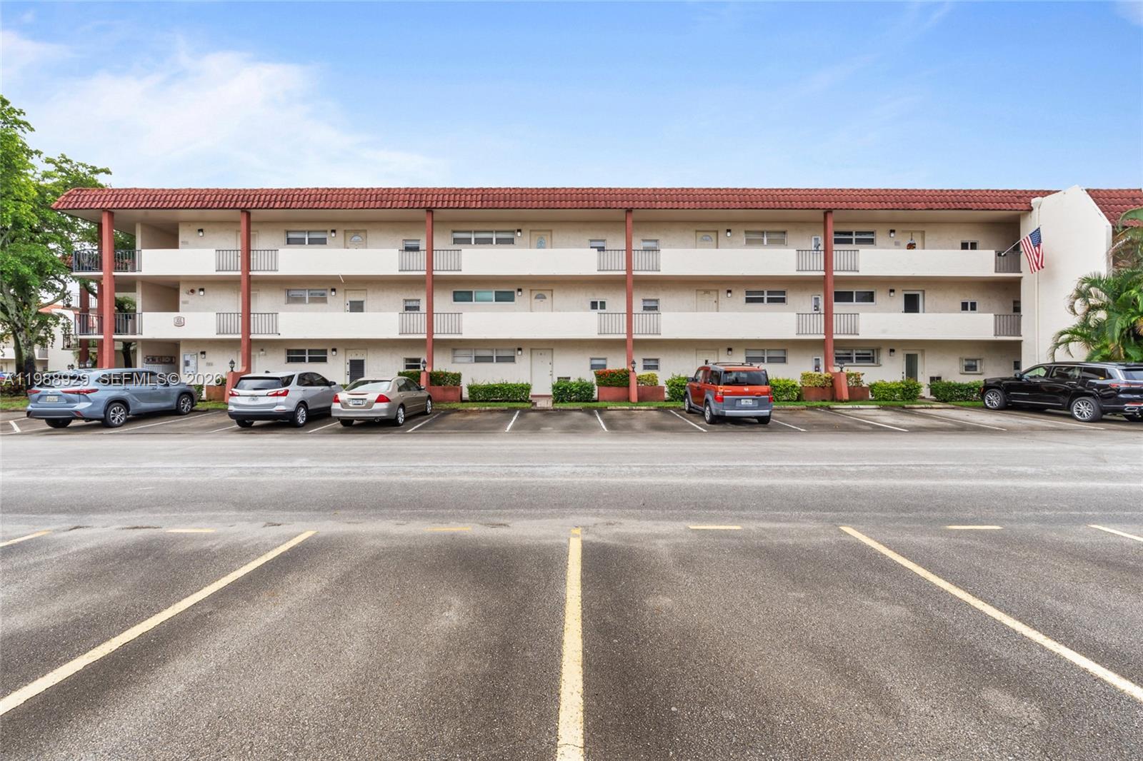 HOLLYBROOK GOLF AND - Residential