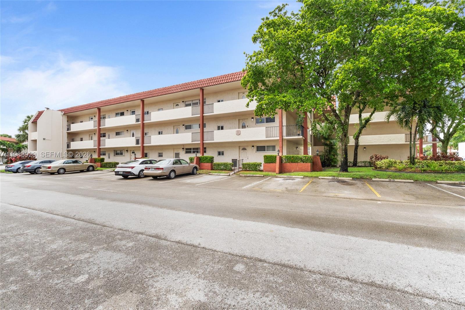 HOLLYBROOK GOLF AND - Residential