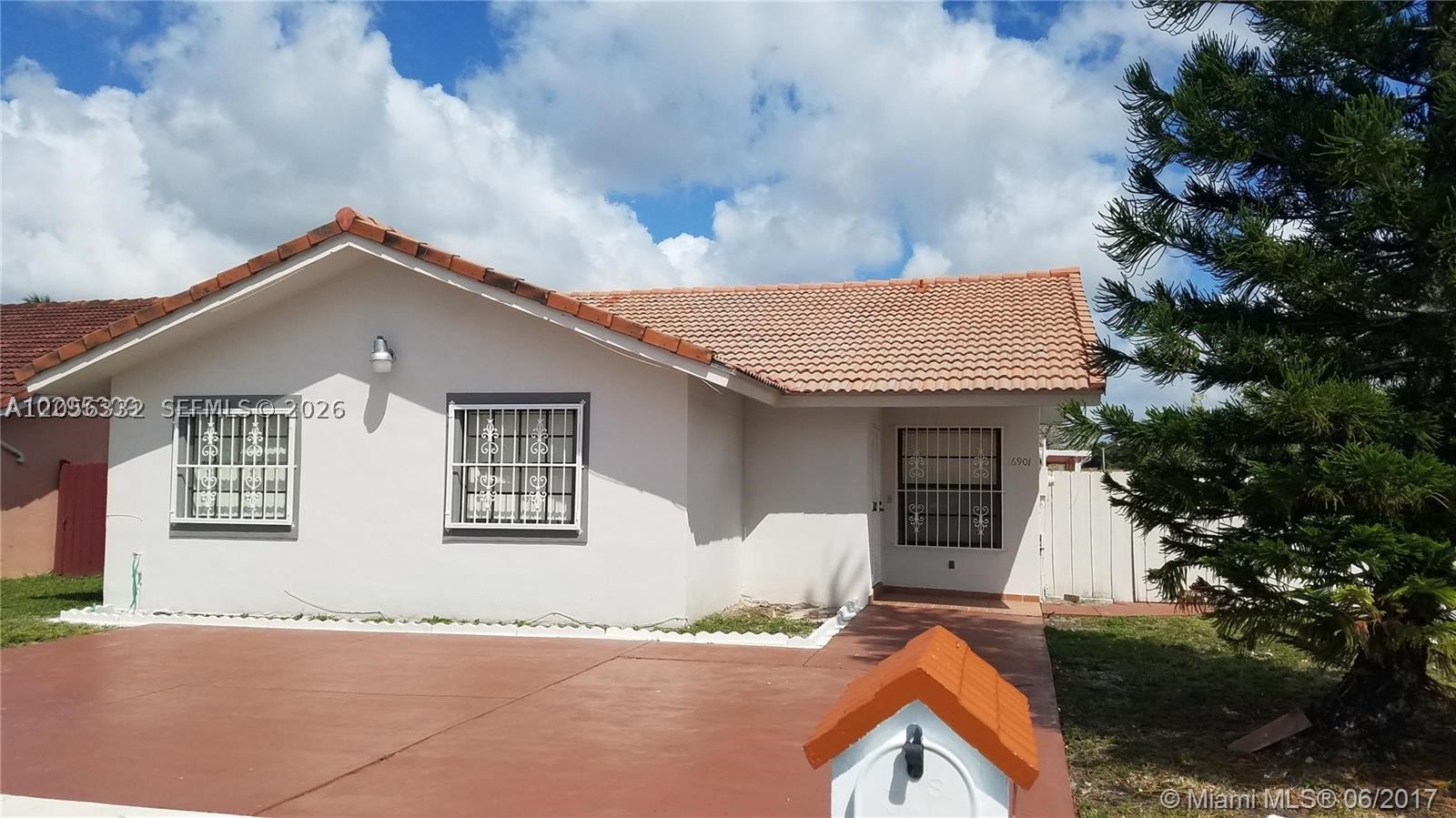 Corner house for rent with an excellent location. Features 3 bedrooms, 2 bathrooms, and is conveniently located near schools, shopping, and major roads. Ready for immediate move-in!