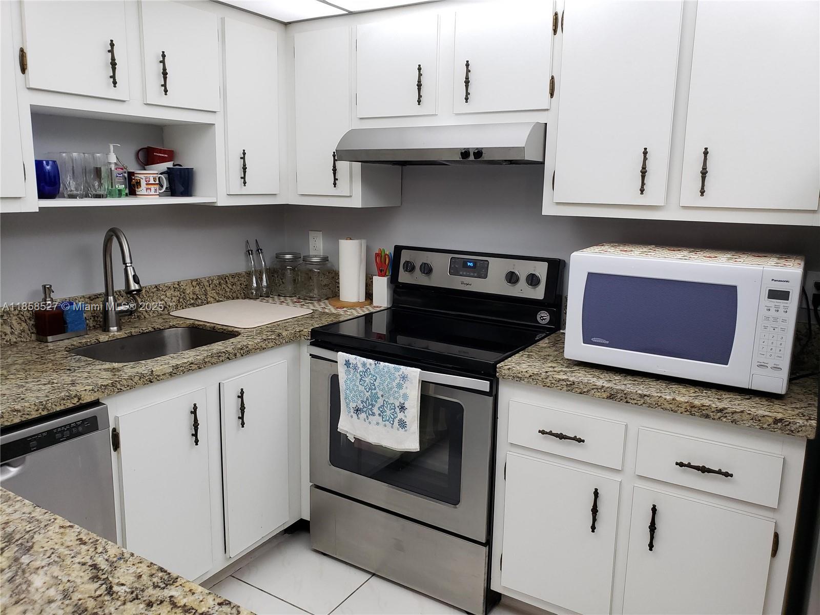 Beautiful 1 Bedroom and 1 1/2 bathroom. Very big unit very well take care . Washer and dryer inside. Property is Tenant Occupied. 24 hours notice!! Appointment only.  
Unit is located on the 5th floor with a screened balcony. Huge master bedroom with an amazing walking closets. A must See!!! Building has 40 years certification. See all the attachments.