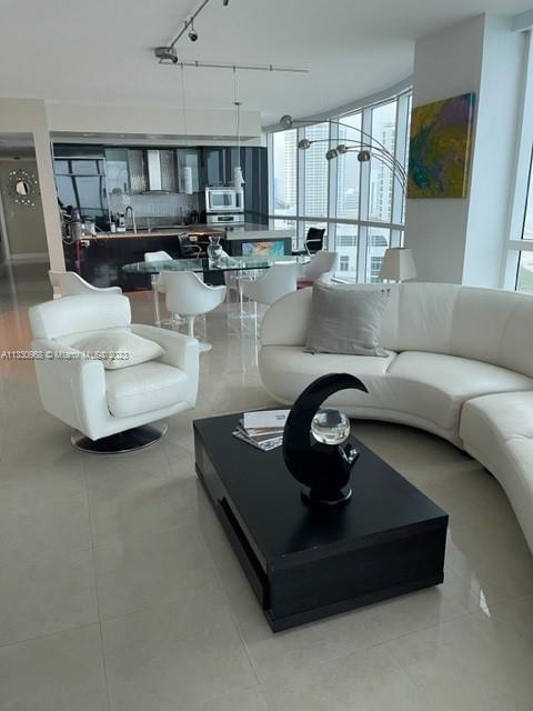 MOSAIC ON MIAMI BEACH CON - Residential Lease