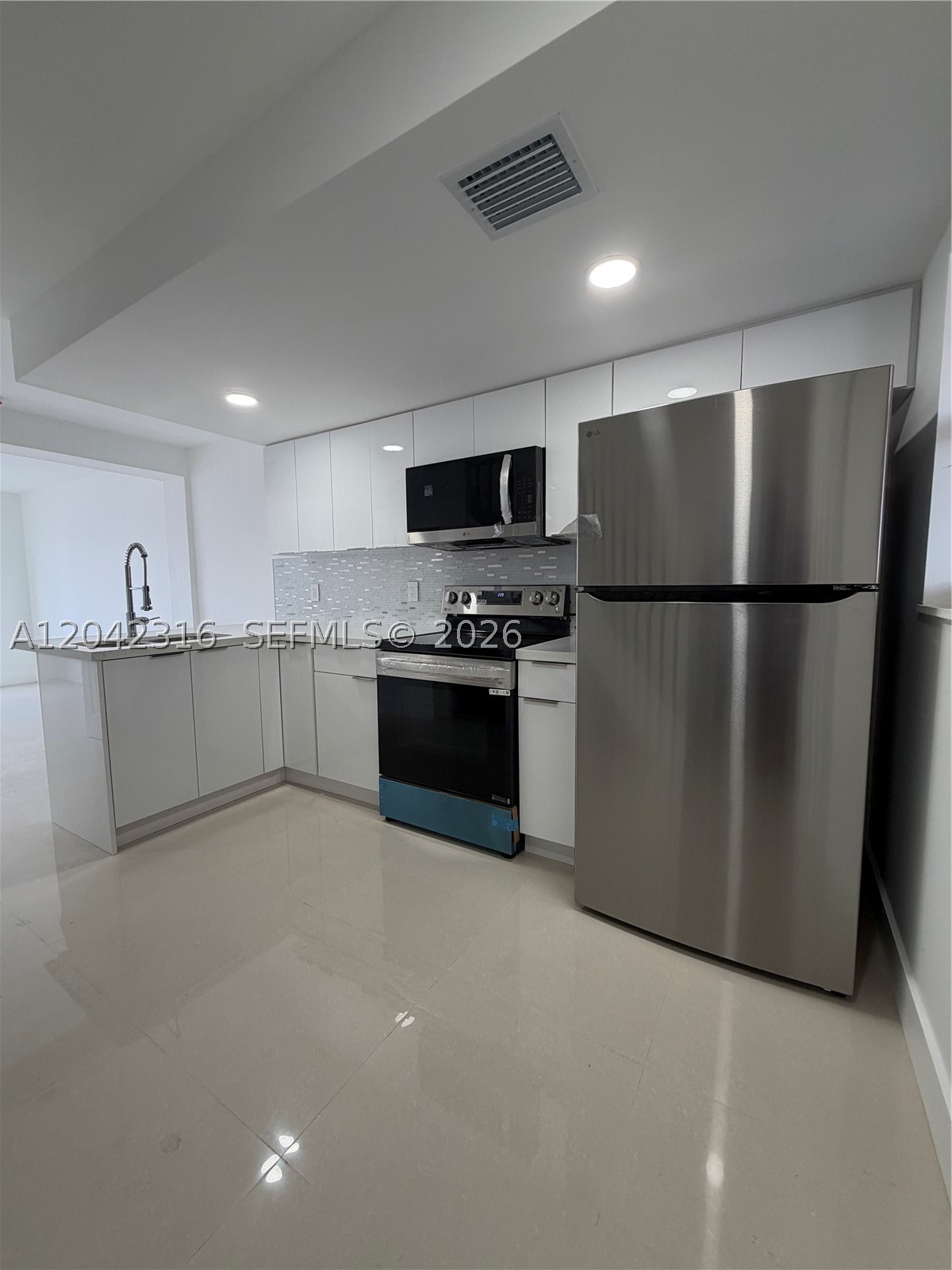 Complete remodeled new apartment for rent. 2 bedroom, one full bathroom and one half bathroom. Centrally located. Parking space plus commercial washer and dryer in the building. Balcony with city views. 2 bedroom upstairs plus one full bathroom. The kitchen and family living area are on the first floor plus one half bathroom. Very clean and super bright with natural light. White quartz countertop and backsplash. White kitchen cabinets.