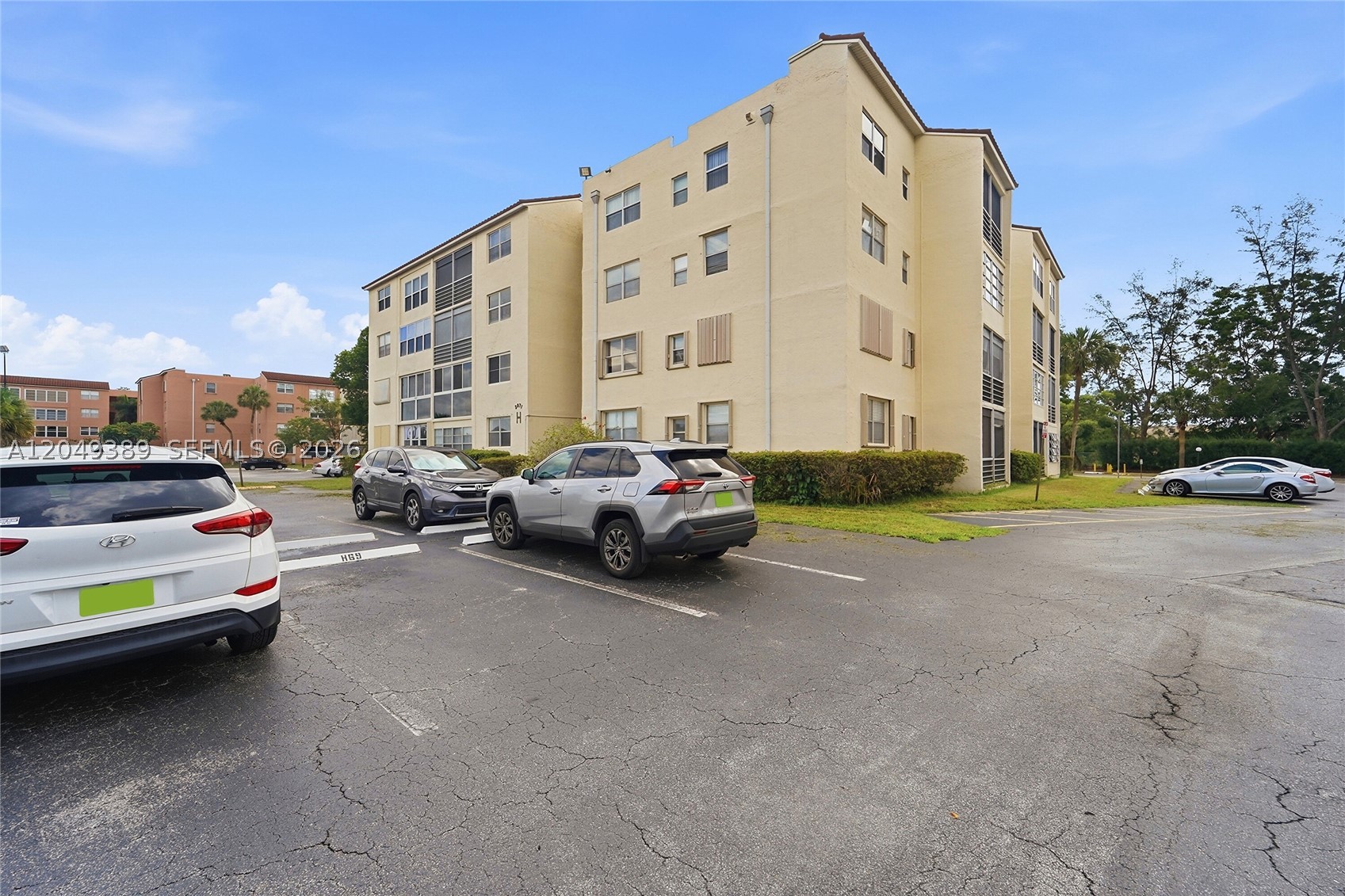 SOMERSET NO EIGHT CONDO - Residential