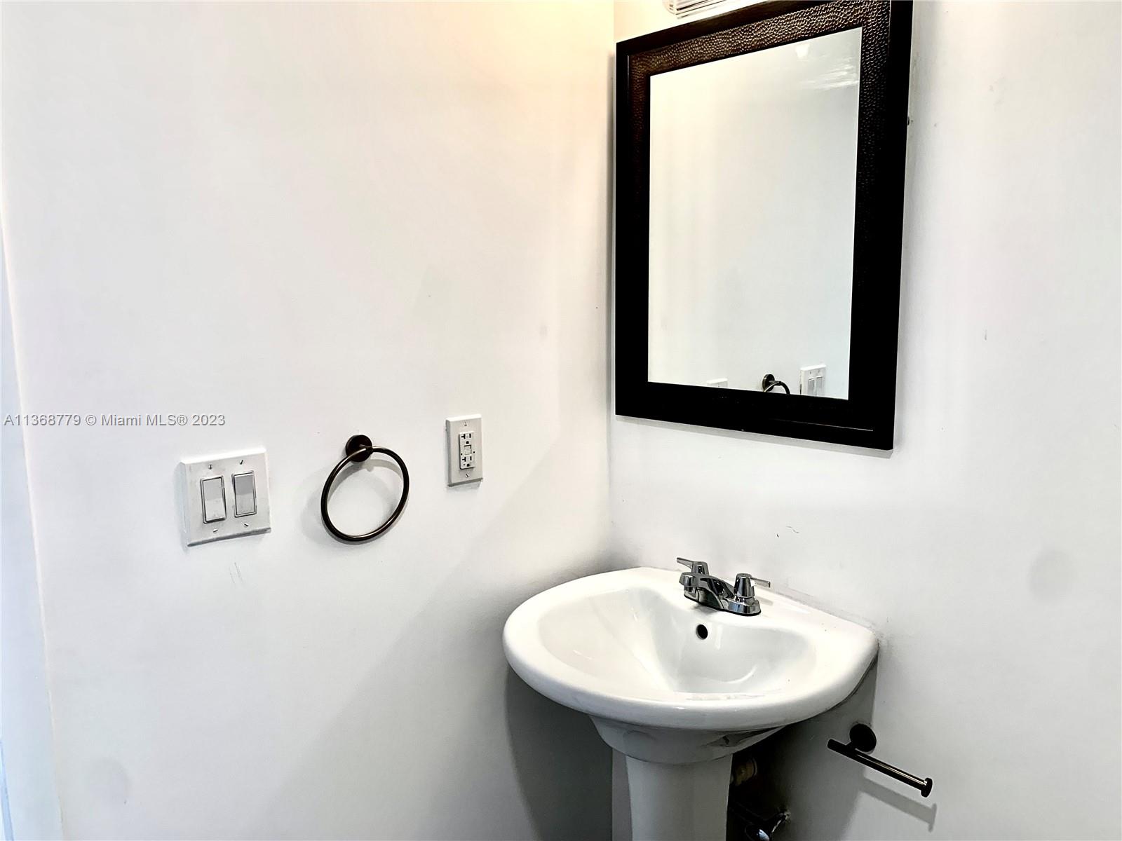 NORTH HOLLYWOOD - Residential Lease
