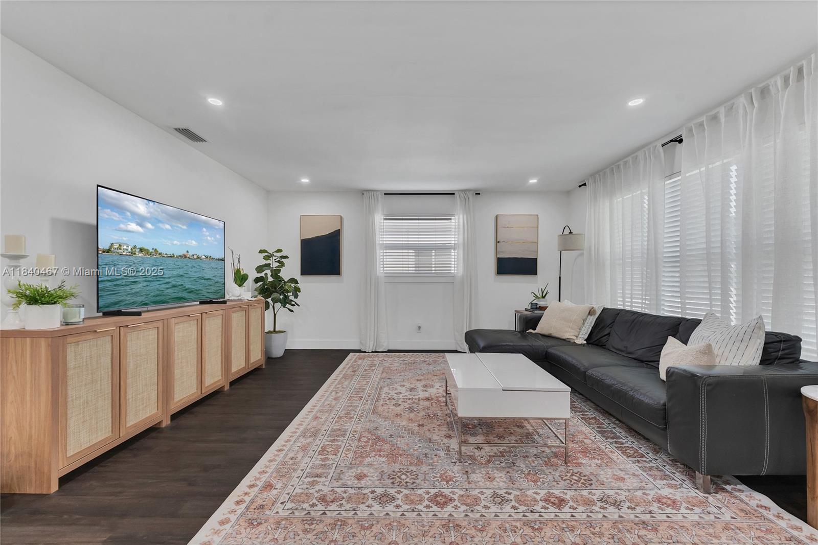 HOLLYWOOD LITTLE RANCHES - Residential