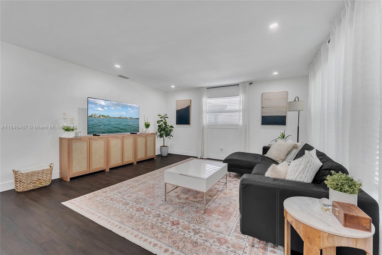HOLLYWOOD LITTLE RANCHES - Residential