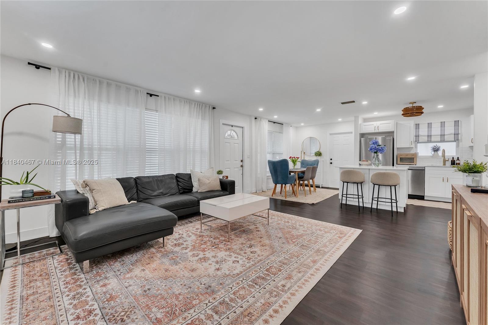 HOLLYWOOD LITTLE RANCHES - Residential