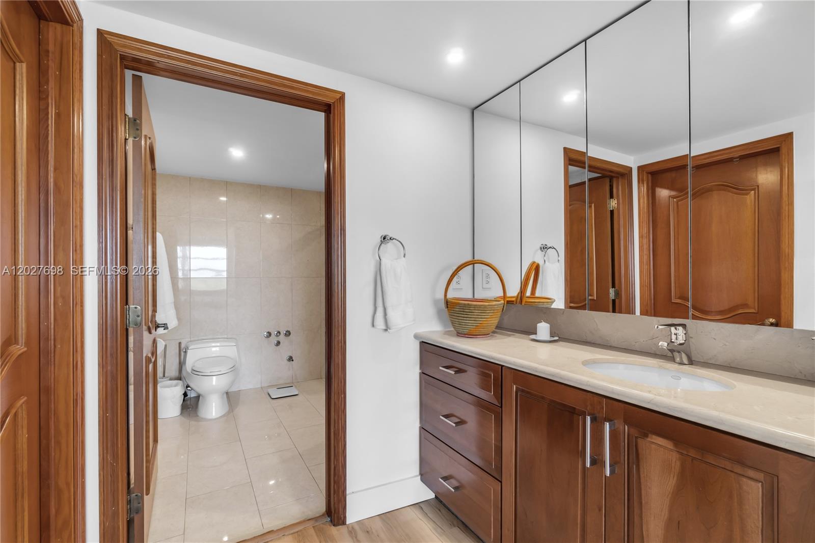 COMMODORE CLUB SOUTH COND - Residential Lease