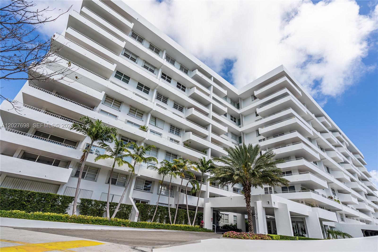 Located on the penthouse level of Commodore Club South, unit #1210 offers panoramic north-facing views of Biscayne Bay and the Miami skyline. The split floor plan features two suites on each side of the residence, plus two additional bedrooms and four full bathrooms. Living areas occupy the center of the unit, including an open kitchen, living room, formal dining room, den, and laundry room with a utility tub. Two large balconies run along the north side. Marble floors throughout the living areas and wood floors in all bedrooms. Building amenities include direct beach access, a barbecue area, pool, fitness center, and 24/7 security. The building is already certified and well-maintained. Easy access to Crandon Park, Ideal for a large family. It can be rented unfurnished or furnished.
