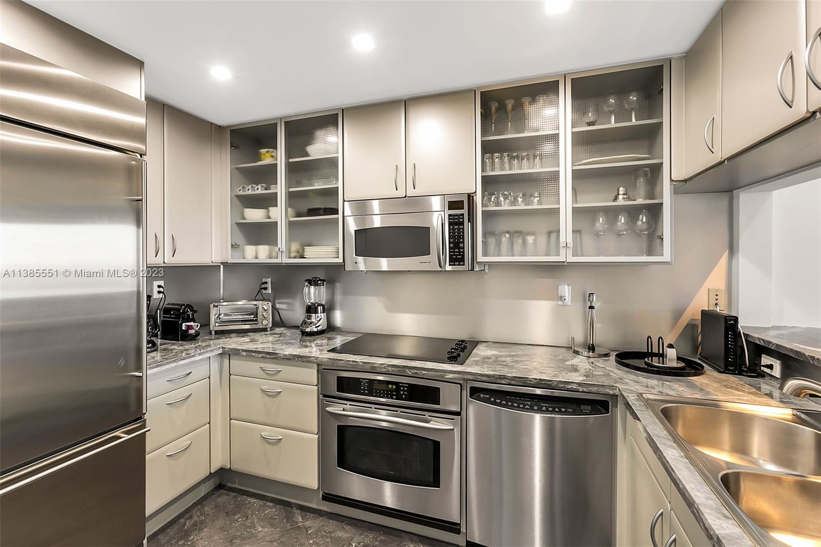 THE BENTLEY BAY CONDO - Residential Lease