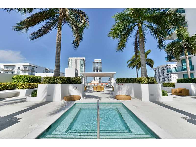 In the heart of vibrant Edgewater, bright 2 bedrooms corner unit. One of the best line of the Gallery Art condo. Very well maintained and charming unit in great condition. View on the the bay and Downtown. A few blocks away from Wynwood, Midtown and Desig n District.