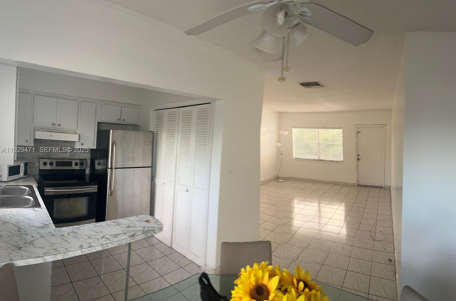 Spacious and well-located apartment near Downtown Hollywood and Young Circle! It includes one assigned parking space —a great investment opportunity! Recently renewed roof (5 years ago) and elevator (last year). Reserve analysis completed by the engineer to be implemented in 2026.