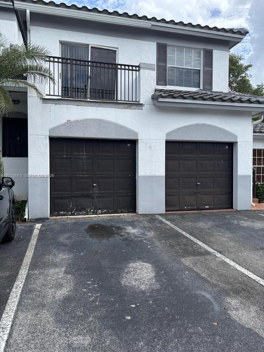 Bright and Spacious 3 bed 3 bath townhouse  in the Villas de Tuscany in SUNRISE. Stainless Steel appliances, Granite counter tops, laminated wood flooring, and more. One assigned parking space.  Community offers Pool, Gym, playground, and clubhouse.  Amazing location within close proximity to Sawgrass Mills Mall,  Great restaurants, highways, and more!  Enjoy South East Florida at its best!